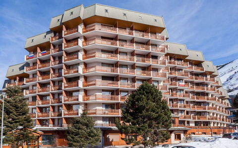 Meijotel B: Appartement, Balkon, Stoel, Schaduw, Buitenmeubels, Daylighting, Aluminium
