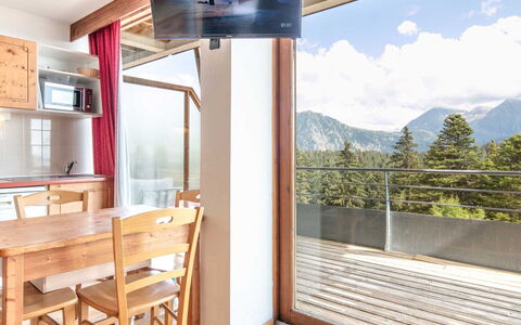 V du Bachat Melezes a: Meubilair, Balkon, Stoel, Bergketen, Beits, Alpen, Penthouse, Glacial Landform