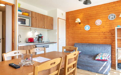 V du Bachat Silene D: Appartement, Balkon, Stoel, Schaduw, Buitenmeubels, Daylighting, Aluminium