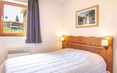 V du Bachat Silene D: Appartement, Balkon, Stoel, Schaduw, Buitenmeubels, Daylighting, Aluminium