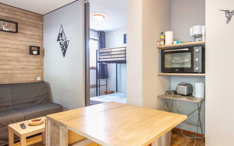 V du Bachat Melezes e: Meubilair, Flooring, Interieur Ontwerp, Hout, Verdieping, Kamer, Plafond, Appartement, Bed, Beits