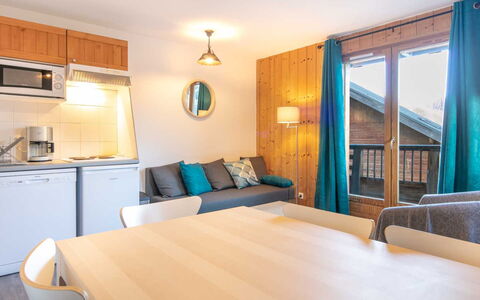 Les Huskies: Keuken, Countertop, Cabinetry, Interieur Ontwerp, Toestel Van De Keuken, Flooring, Meubilair, Hout, Major Appliance, Plafond