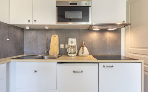 Les Grizzlis: Keuken, Countertop, Cabinetry, Toestel Van De Keuken, Interieur Ontwerp, Hout, Major Appliance, Gootsteen, Loodgieterswerkinrichting, Flooring