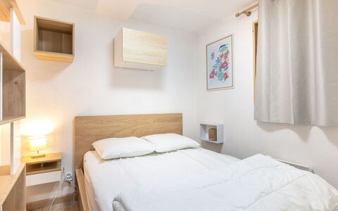 Les Grizzlis: Bed, Meubilair, Interieur Ontwerp, Slaapkamer, Muur, Kamer, Verdieping, Hout, Laken, Flooring
