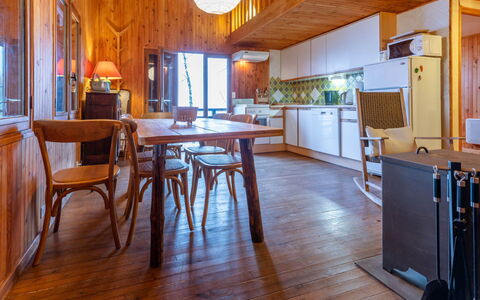 Les Cochettes: Keuken, Countertop, Cabinetry, Interieur Ontwerp, Toestel Van De Keuken, Flooring, Meubilair, Hout, Major Appliance, Plafond