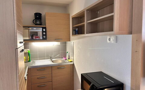C. du Verdon: Keuken, Countertop, Cabinetry, Interieur Ontwerp, Toestel Van De Keuken, Flooring, Meubilair, Hout, Major Appliance, Plafond