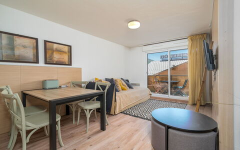 C. du Verdon: Flooring, Interieur Ontwerp, Hout, Verdieping, Meubilair, Appartement, Kamer, Houten Vloer, Plafond, Huis