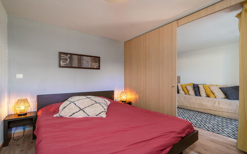 C. du Verdon: Bed, Interieur Ontwerp, Meubilair, Slaapkamer, Muur, Flooring, Verdieping, Kamer, Hout, Laken