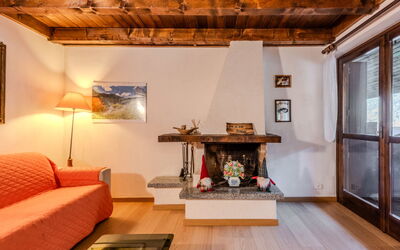 Mansarda al Doss 202.2: Interieur Ontwerp, Meubilair, Hout, Flooring, Verdieping, Kamer, Plafond, Huis, Woonkamer, Appartement