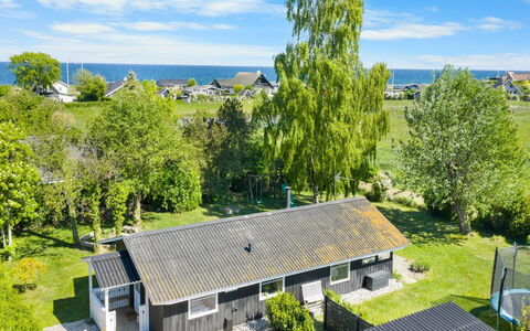 Justina - 200M from the Sea: Meubilair, Interieur Ontwerp, Flooring, Verdieping, Plafond, Kamer, Stoel, Tafel, Appartement, Keuken En Eettafel