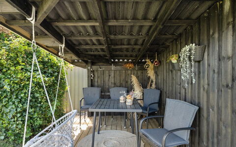 Justina - 200M from the Sea: Meubilair, Interieur Ontwerp, Flooring, Verdieping, Plafond, Kamer, Stoel, Tafel, Appartement, Keuken En Eettafel