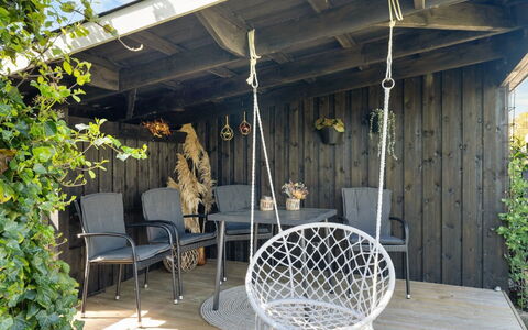 Justina - 200M from the Sea: Meubilair, Interieur Ontwerp, Flooring, Verdieping, Plafond, Kamer, Stoel, Tafel, Appartement, Keuken En Eettafel