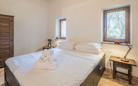 Cottage Monti Pet Friendly With Shared Pool: Slaapkamer, Muur, Bed, Interieur Ontwerp, Hout, Plafond, Verdieping, Laken, Flooring, Bedding