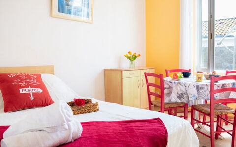 Le Cocon: Muur, Interieur Ontwerp, Hout, Meubilair, Slaapkamer, Textiel, Verdieping, Flooring, Linens, Bed