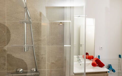 Racines: Flooring, Interieur Ontwerp, Loodgieterswerkinrichting, Verdieping, Badkamer, Loodgieter, Douche, Douchekop, Tegel, Huis