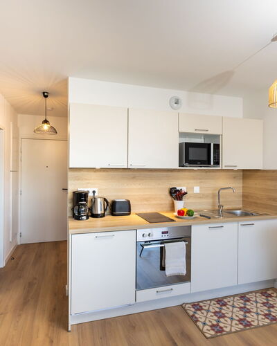Racines: Meubilair, Interieur Ontwerp, Flooring, Muur, Countertop, Verdieping, Hout, Keuken, Cabinetry, Kamer