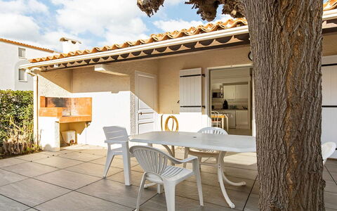 Perles du Soleil: Flooring, Interieur Ontwerp, Verdieping, Appartement, Balkon, Plafond, Condominium, Stoel, Schaduw, Veranda