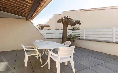 Perles du Soleil: Flooring, Interieur Ontwerp, Verdieping, Appartement, Balkon, Plafond, Condominium, Stoel, Schaduw, Veranda