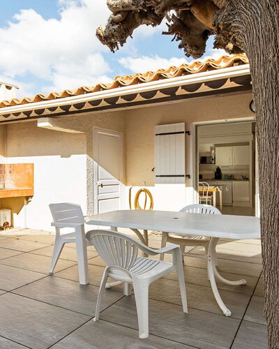 Perles du Soleil: Flooring, Interieur Ontwerp, Verdieping, Appartement, Balkon, Plafond, Condominium, Stoel, Schaduw, Veranda