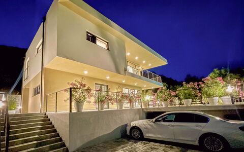 Villa Perla di Draga: Flooring, Interieur Ontwerp, Verdieping, Appartement, Balkon, Plafond, Condominium, Stoel, Schaduw, Veranda