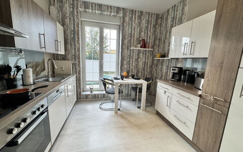 Feli: Keuken, Countertop, Toestel Van De Keuken, Meubilair, Flooring, Hout, Major Appliance, Cabinetry, Interieur Ontwerp, Verdieping
