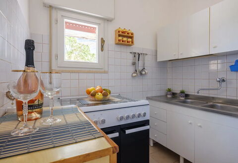 Casa Castiglione With Balcony: Keuken, Toestel Van De Keuken, Countertop, Major Appliance, Flooring, Interieur Ontwerp, Meubilair, Verdieping, Huishoudapparatuur, Gootsteen