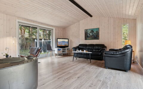 Ahti - 340M from the Sea: Hout, Huis, Houten Vloer, Verblijf, Verdieping, Hardwood, Woonkamer, Plank, Deur, Plafond