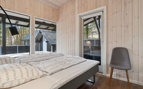 Ahti - 340M from the Sea: Hout, Slaapkamer, Bed, Laken, Plafond, Bedding, Hardwood, Bed Frame, Beits, Plank