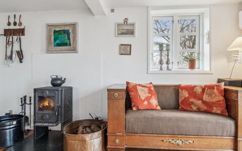 Bena - 2Km from the Sea: Meubilair, Muur, Flooring, Hout, Interieur Ontwerp, Verdieping, Woonkamer, Bankstel, Huis, Kamer