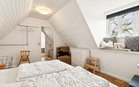 Bena - 2Km from the Sea: Bed, Slaapkamer, Meubilair, Interieur Ontwerp, Flooring, Muur, Verdieping, Hout, Plafond, Bedding