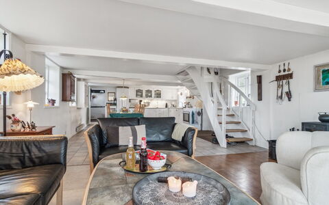 Bena - 2Km from the Sea: Meubilair, Interieur Ontwerp, Bankstel, Flooring, Hout, Verdieping, Plafond, Woonkamer, Huis, Appartement