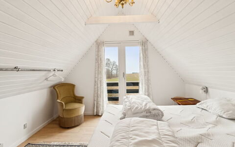 Bena - 2Km from the Sea: Hout, Slaapkamer, Flooring, Plafond, Verdieping, Bed, Interieur Ontwerp, Meubilair, Verlichting, Huis