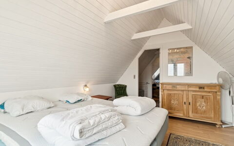 Bena - 2Km from the Sea: Bed, Slaapkamer, Meubilair, Interieur Ontwerp, Hout, Plafond, Bedding, Laken, Verdieping, Flooring
