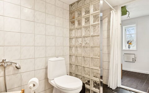 Bena - 2Km from the Sea: Muur, Flooring, Verdieping, Interieur Ontwerp, Wc Bril, Tegel, Toilet, Badkamer, Plafond, Kamer