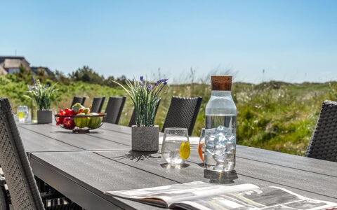 Gytha - 75M from the Sea: Landgoed, Schaduw, Oprit, Boerderij