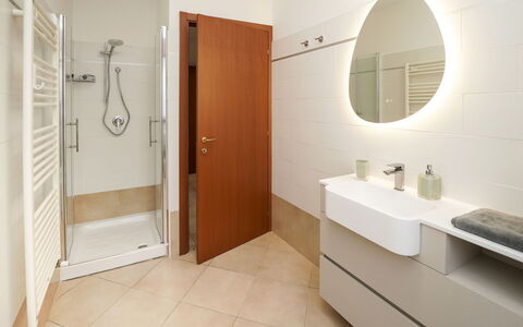Cà Silvio: Flooring, Verdieping, Interieur Ontwerp, Muur, Loodgieterswerkinrichting, Badkamer, Hout, Wastafel In De Badkamer, Toilet, Badkamerkast