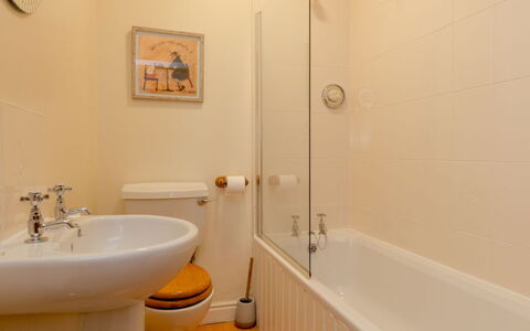 Doonans Cottage: Badkamer, Loodgieterswerkinrichting, Flooring, Muur, Verdieping, Bad, Interieur Ontwerp, Toilet, Wc Bril, Wastafel In De Badkamer