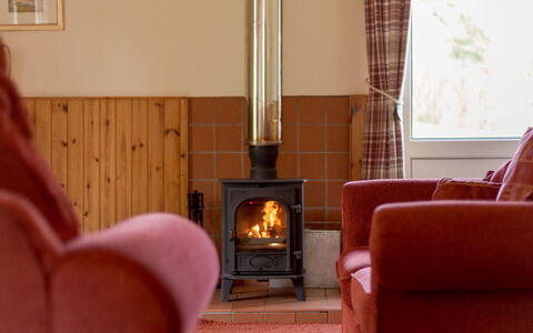 Doonans Cottage: Flooring, Haard, Meubilair, Verdieping, Hout, Interieur Ontwerp, Houtkachel, Houten Vloer, Verlichting, Woonkamer