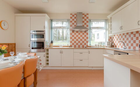 Doonans Cottage: Keuken, Interieur Ontwerp, Flooring, Countertop, Cabinetry, Hout, Plafond, Verdieping, Toestel Van De Keuken, Meubilair