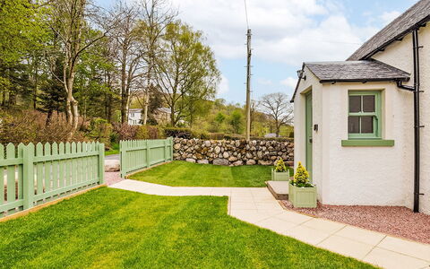 Balbeg Cottage: Struik, Verblijf, Tuin, Hek, Gazon, Werf, Landscaping, Home Schermen, Backyard, Poort