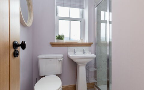 Balbeg Cottage: Wc Bril, Badkamer, Toilet, Loodgieterswerkinrichting, Interieur Ontwerp, Wastafel, Flooring, Verdieping, Loodgieter, Kraan
