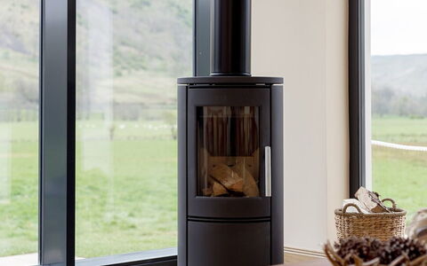 Balbeg Cottage: Meubilair, Flooring, Verdieping, Houten Vloer, Houtkachel, Hardwood, Woonkamer, Beits, Stoel, Haard
