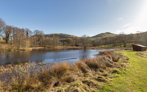 Balbeg Cottage: Water, Zwemwater, Natuur, Natuurlijk Landschap, Natuurlijke Omgeving, Bergachtig Landvormen, Heuvel, Landschap, Berg, Bank