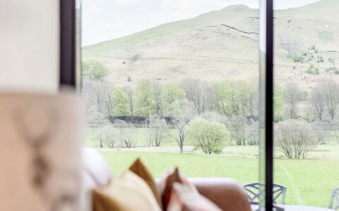 Balbeg Cottage: Meubilair, Heuvel, Bergketen, Vallei, Stoel, Woonkamer, Daylighting, Koffietafel, Eco Hotel