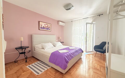 Appartamento Olive Garden, Ac, Wifi, Hvar: Meubilair, Bed, Interieur Ontwerp, Slaapkamer, Verdieping, Flooring, Bedding, Laken, Hout, Kamer
