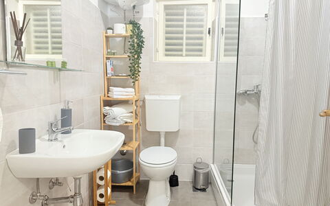 Appartamento Olive Garden, Ac, Wifi, Hvar: Wc Bril, Badkamer, Toilet, Loodgieterswerkinrichting, Interieur Ontwerp, Flooring, Verdieping, Wastafel In De Badkamer, Wastafel, Kraan