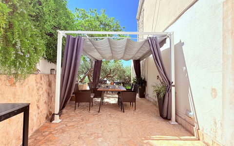 Appartamento Olive Garden, Ac, Wifi, Hvar: Meubilair, Buitenmeubels, Schaduw, Stoel, Outdoor Structuur, Buitentafel, Patio, Eco Hotel, Backyard, Tuin