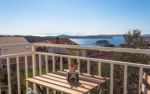 Peaceful Apartment With Beautiful View - Hvar: Woongebied, Balkon, Appartement, Veranda, Schemer, Landgoed, Avond, Zonsondergang, Leuning, Dek