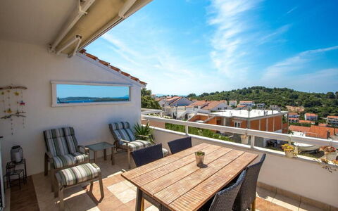 Peaceful Apartment With Beautiful View - Hvar: Appartement, Balkon, Buitenmeubels