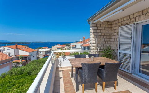 Peaceful Apartment With Beautiful View - Hvar: Appartement, Zee, Balkon, Kust, Villa, Toevlucht, Eco Hotel, Leuning, Penthouse, Kamerplant